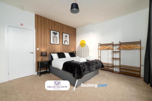 Lincolnshire的住宿－Heart of City, 3 Bed House By Broad Meadow Stays Short Lets and Serviced Accommodation Lincoln With Free Wi-Fi，一间卧室配有床、床头柜和一张西德西德西德西德床