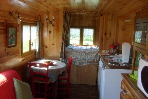 - une petite cuisine avec une table et un comptoir dans l'établissement Les Roulottes du Petit Brimeux, à Brimeux
