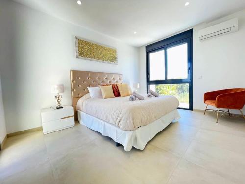 um quarto com uma cama grande e uma janela grande em Modern 4 Bed Villa with Pool LC4 em Orihuela