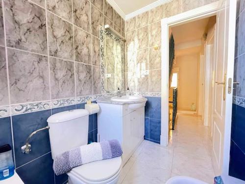 bagno con servizi igienici e lavandino di Pleasant 4 Bedroom Townhouse with Com Pool VM7 a Orihuela