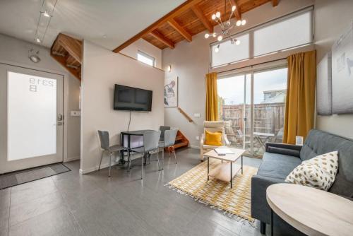 una sala de estar con un sofá y una mesa en #StayInMyDistrict Buckman Bright Spacious Townhome, en Portland