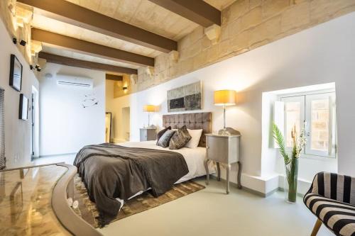 ein Schlafzimmer mit einem großen Bett in einem Zimmer in der Unterkunft Zaffir Retreat in Żebbuġ