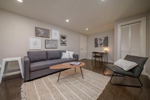 #StayInMyDistrict Piedmont Near Parks and Shopping في بورتلاند: غرفة معيشة بها أريكة وطاولة