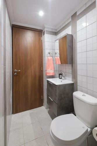 a bathroom with a toilet and a sink at Beachside luxury apartment in Kómi