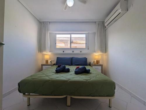 Postel nebo postele na pokoji v ubytování Traditional Two Bed Apart In Torrevieja TV18