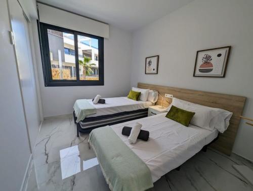 Ліжко або ліжка в номері Tropical Two Bedroom Apt in Villamartin VM35