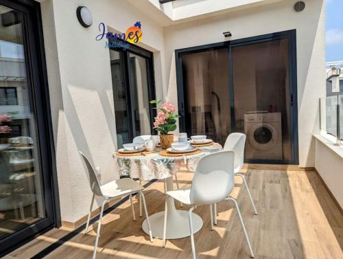 patio con mesa y sillas en el balcón en Penthouse with Com Pool Villamartin Golf VM36, en San Miguel de Salinas