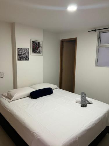 1 dormitorio con 1 cama blanca grande. en Ubicación privilegiada Sabaneta, en Sabaneta