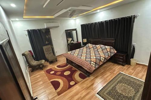 a bedroom with a bed and a rug at Jays Guest House. in Islamabad