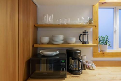 ポートランドにある#StayInMyDistrict Overlook Backyard Tiny Suiteのキッチン(電子レンジ、コーヒーメーカー付)