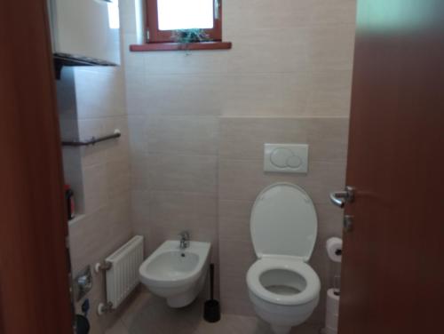 a small bathroom with a toilet and a sink at Toboz41apartman in Budapest