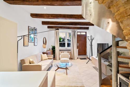 uma sala de estar com paredes brancas e tectos em madeira em Peaceful Getaway in the Heart of the City ID229 em Luxemburgo