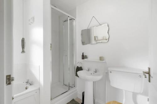 Ένα μπάνιο στο Bright Apartment w Parking & Distant Sea Views
