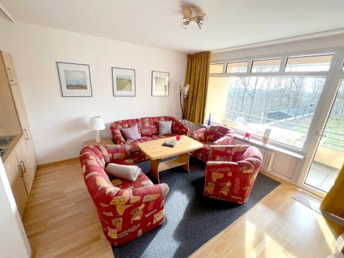 uma sala de estar com dois sofás e uma mesa em Ferienwohnung Harzer Kleinod em Sankt Andreasberg