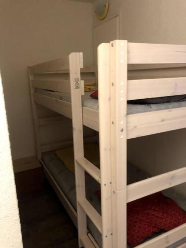 - un ensemble de lits superposés dans une chambre dans l'établissement Chez Martiniere, à Bagnères-de-Bigorre