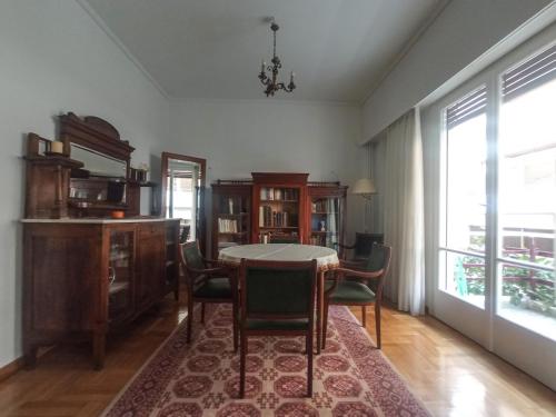 3-Generations Athenian home