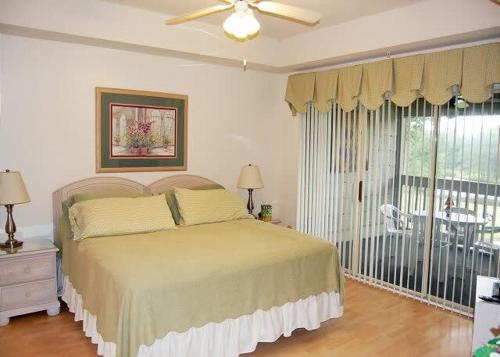 1 dormitorio con 1 cama y ventilador de techo en Heron Lake 3232 en North Myrtle Beach