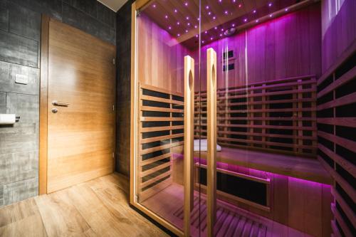 een badkamer met een wijnkelder met paarse verlichting bij K Relax Place, Varaždinske Toplice, modern home with Sauna, Jacuzzi, WIFI in Varaždinske Toplice