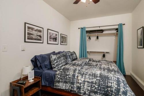 um quarto com uma cama e um sofá azul em #StayinMyDistrict Kenton Private Guest House em Portland