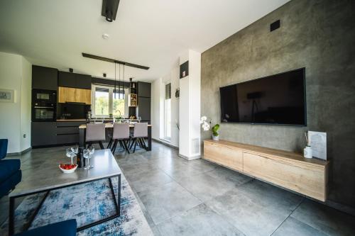 Μια τηλεόραση ή/και κέντρο ψυχαγωγίας στο K Relax Place, Varaždinske Toplice, modern home with Sauna, Jacuzzi, WIFI