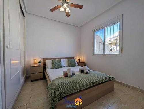 サン・ミゲル・デ・サリーナスにあるCheerful 3 Bedroom Townhouse in El Galan EG2のベッドルーム1室(ベッド1台、シーリングファン付)