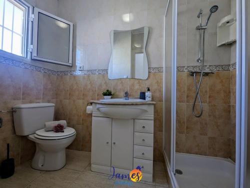 y baño con aseo, lavabo y ducha. en Cheerful 3 Bedroom Townhouse in El Galan EG2 en San Miguel de Salinas