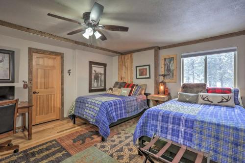 Coyote Cottage Retreat Hot Tub Deck Mtn Views tesisinde bir odada yatak veya yataklar
