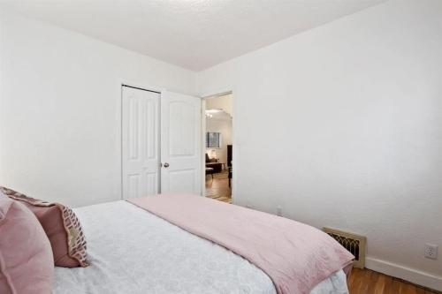 a bedroom with a bed with a pink blanket at #StayinMyDistrictTwinFalls Tudor in Twin Falls