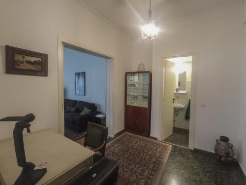 3-Generations Athenian home
