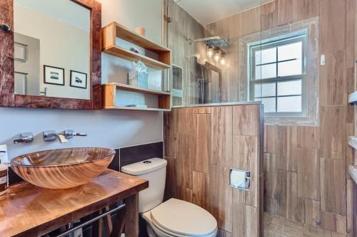 uma casa de banho com um lavatório de madeira e um WC em 3BD Family Friendly Walk to Huston Lake em Denver