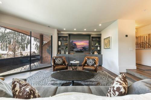 een woonkamer met een bank en een tafel bij Stylish 2BD Condo - Walk to Palisades! in Olympic Valley