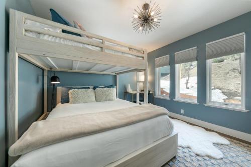a bedroom with blue walls and a large bed at Stylish 2BD Condo - Walk to Palisades! in Olympic Valley