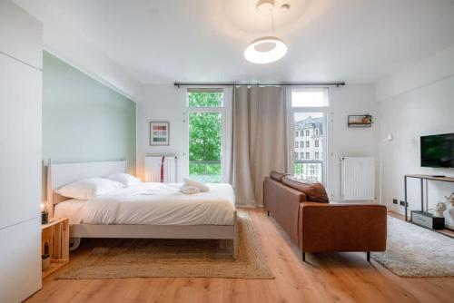 - une chambre avec un lit, un canapé et une fenêtre dans l'établissement Renovated Chic Studio 5 Min to City Center-ID-160, à Luxembourg