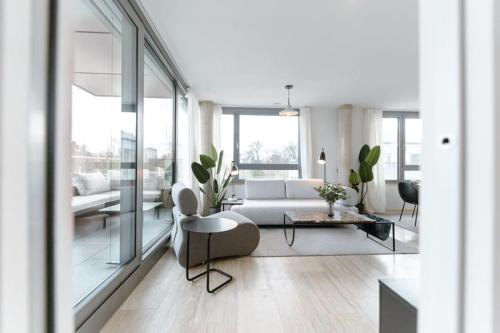uma sala de estar com um sofá e uma mesa em City Luxury with City Views in Ville Haute ID174 em Luxemburgo