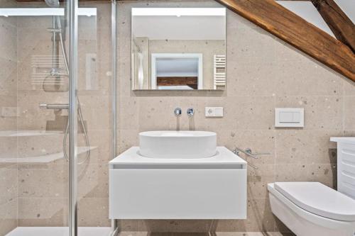 bagno bianco con lavandino e servizi igienici di Escape to Clausen Stylish Apartment ID212 a Lussemburgo