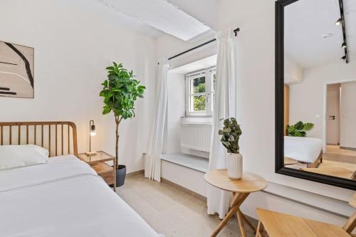 - une chambre avec un lit et un miroir dans l'établissement Clausen Charm Contemporary Retreat ID210, à Luxembourg