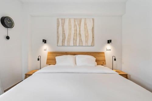 - une chambre avec un grand lit blanc et 2 oreillers dans l'établissement Clausen Serenity Cozy Apt ID208, à Luxembourg