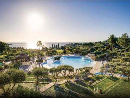 une vue aérienne d'une piscine dans un complexe hôtelier dans l'établissement EXCEPTIONNEL - Appartement dans village vacances CAP ESTEREL AGAY - ST RAPHAEL, à Saint-Raphaël
