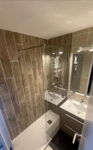 une salle de bain avec douche et lavabo dans l'établissement EXCEPTIONNEL - Appartement dans village vacances CAP ESTEREL AGAY - ST RAPHAEL, à Saint-Raphaël