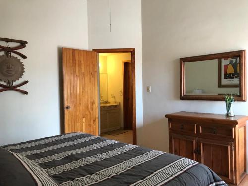 - une chambre avec un lit, un miroir et une commode dans l'établissement MS Suite Amueblada Alberca Blvd B Quintana, à Mendiola