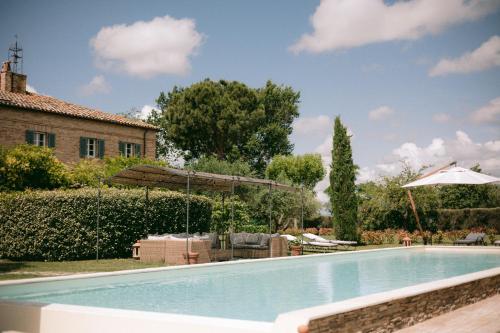 una piscina frente a una casa en La Monteduccia en Ostra Vetere