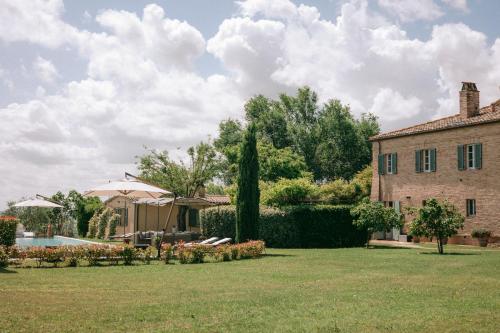 einem externen Blick auf ein Haus mit Hof in der Unterkunft La Monteduccia in Ostra Vetere