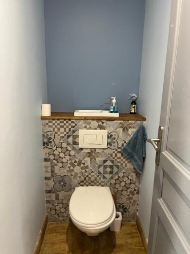 La petite salle de bains est pourvue de toilettes et d'un lavabo. dans l'établissement Familial House in Calm Neighborhood Paris suburb, à Saint-Prix