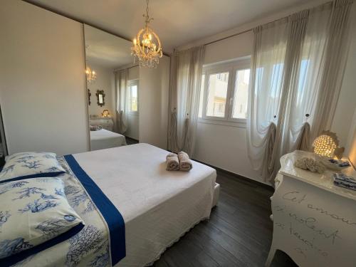 um quarto com uma cama grande e um espelho em Appartement Les Fauvettes em Cannes