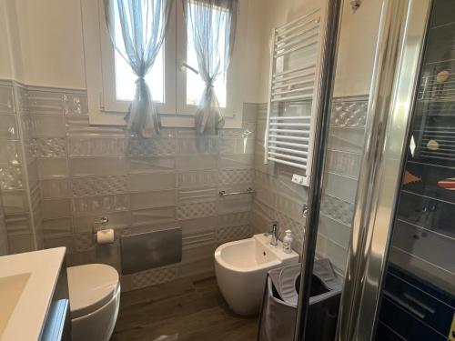 uma casa de banho com um lavatório, um WC e um chuveiro em Appartement Les Fauvettes em Cannes