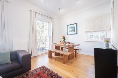a living room with a table and a couch at King's Cross 3BR - CityApartmentStay in London