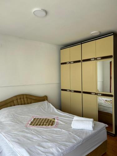 sypialnia z białym łóżkiem z lustrem w obiekcie Sunset terrace w mieście Ilinden