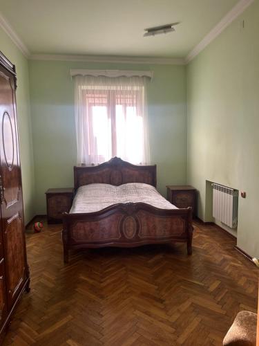1 dormitorio con 1 cama en una habitación con ventana en Dalan House, en Ereván