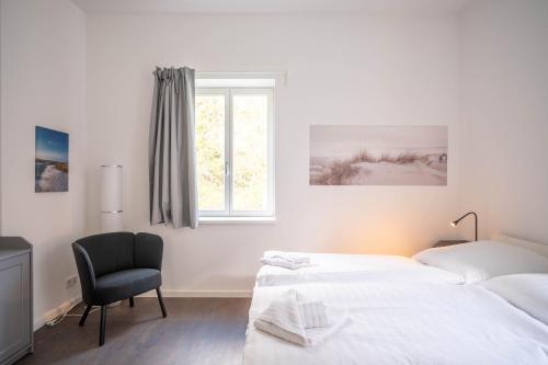 A bed or beds in a room at Steilküsten Oase