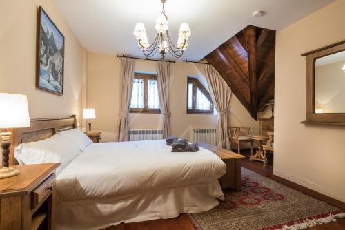 ボソストにあるCasa Garona by SeaMount Rentalsのベッドルーム1室(大型ベッド1台、シャンデリア付)